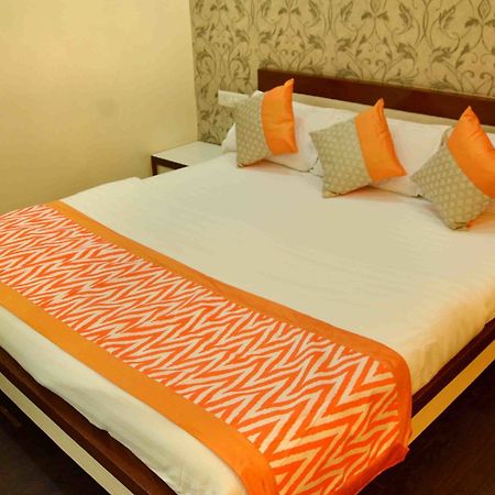 Oyo 742 Hotel Kings Park Indaur Kültér fotó