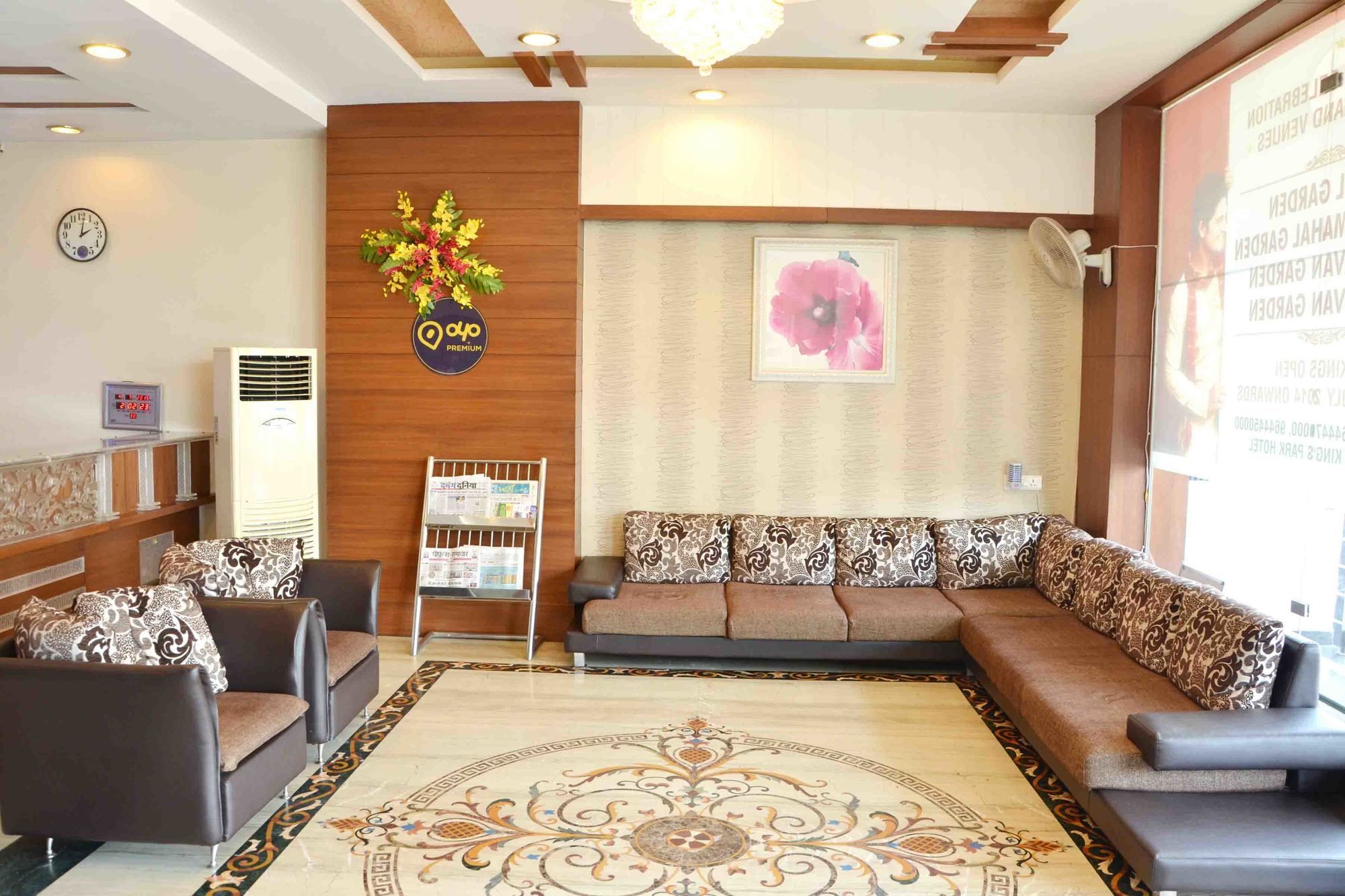 Oyo 742 Hotel Kings Park Indaur Kültér fotó