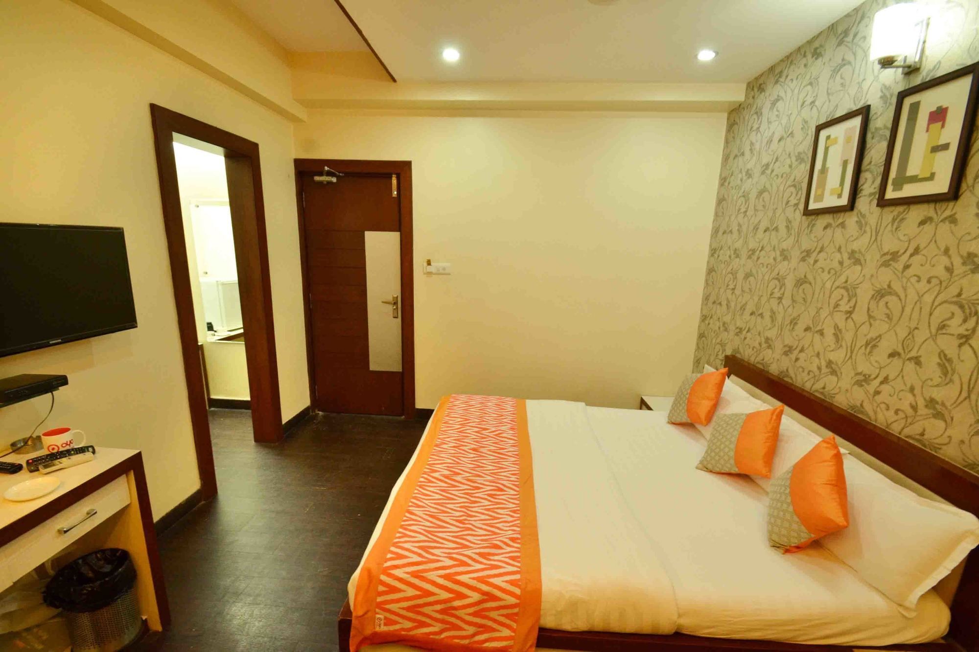 Oyo 742 Hotel Kings Park Indaur Kültér fotó